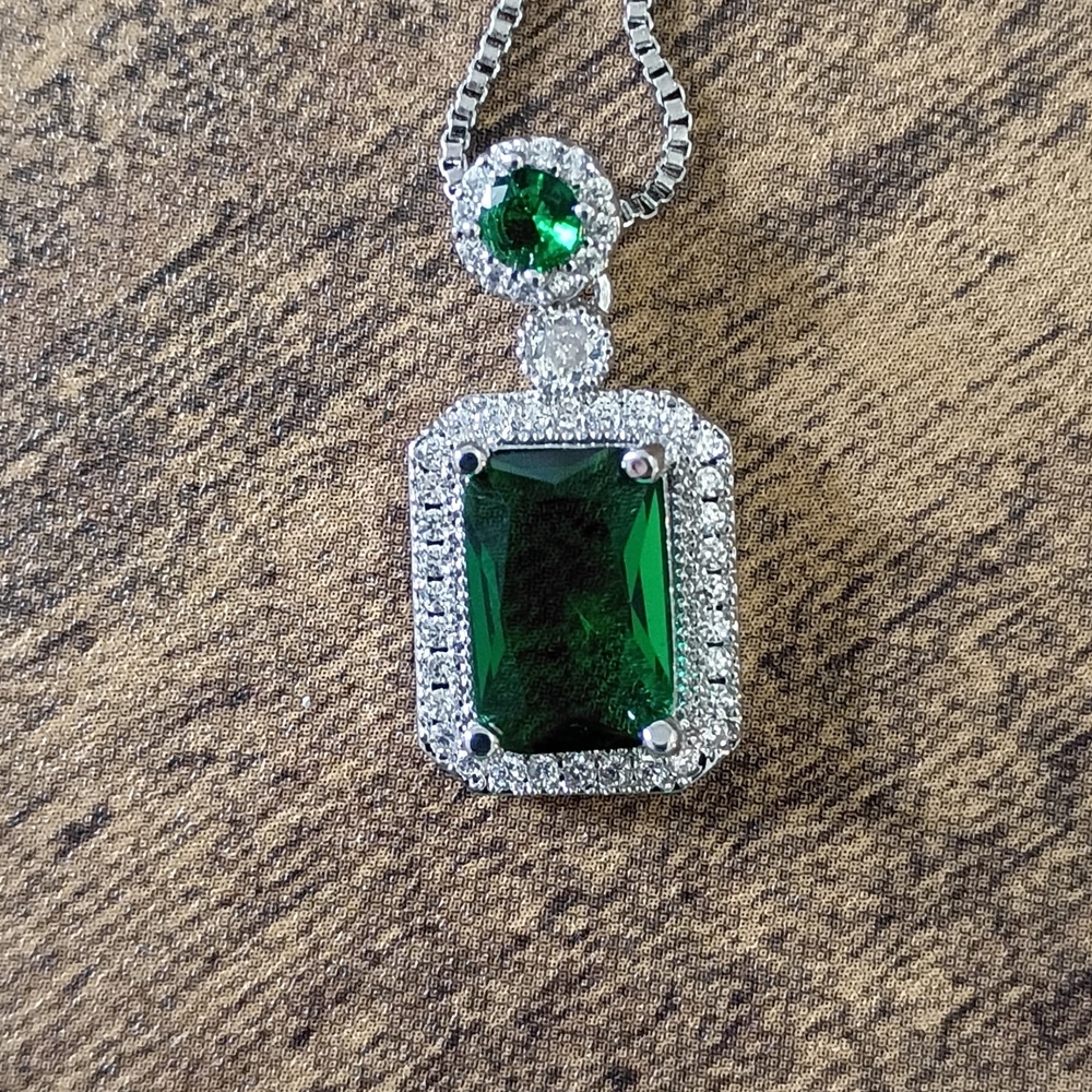 Elegant Silver and Green Pendant Necklace